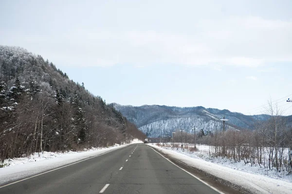 Поворот зимней дороги — стоковое фото