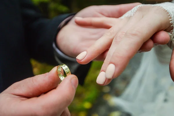 Eheliche Hände mit Ringen. Birde trägt den Ring am Finger des Bräutigams — Stockfoto