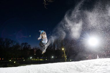 Geceleri atlama snowboarder