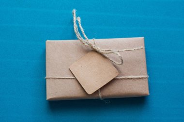 mavi arka plan üzerinde bir karton kutu hediye