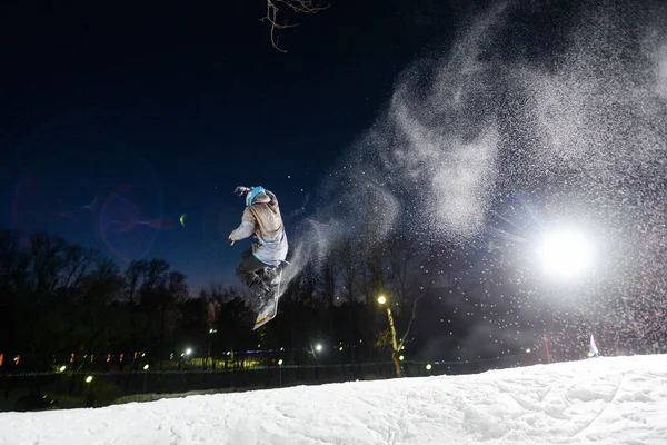 Snowboardzista skoki w nocy — Zdjęcie stockowe