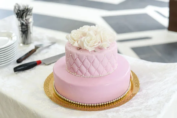 Torta nuziale per gli ospiti a una festa di nozze dalle bacche — Foto Stock