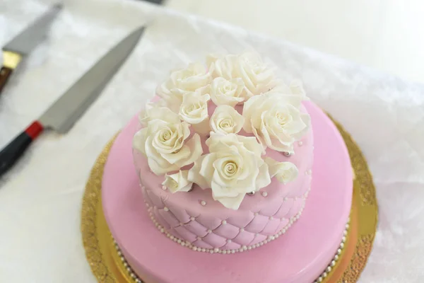 열매에서 결혼식 파티에서 손님에 대 한 웨딩 케이크 — 스톡 사진