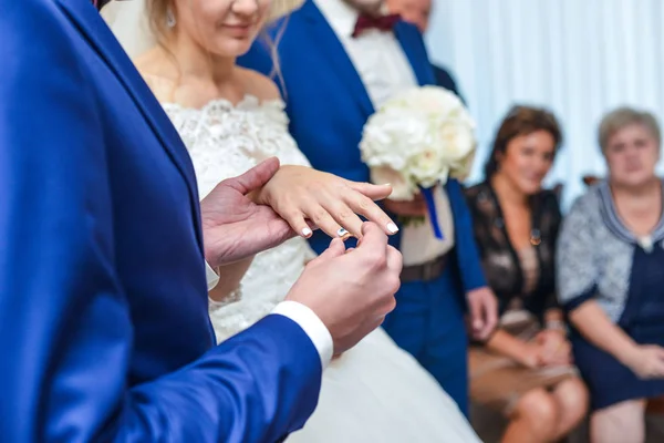Manželství ruce s kroužky. Birde nosí prsten na prst ženicha — Stock fotografie
