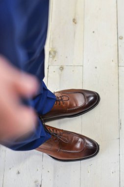 kompozisyon siyah bir masa üzerine yığılmış Ayakkabı