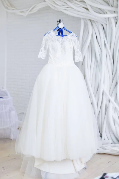 Vestido de novia en la habitación blanca —  Fotos de Stock