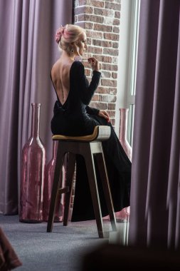 siyah Abiye, güzel bir kadın