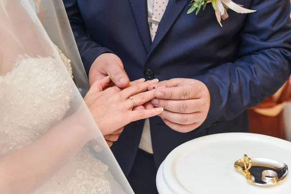 Házasság kéz gyűrűs. Birde visel a gyűrűt a ujját a vőlegény — Stock Fotó