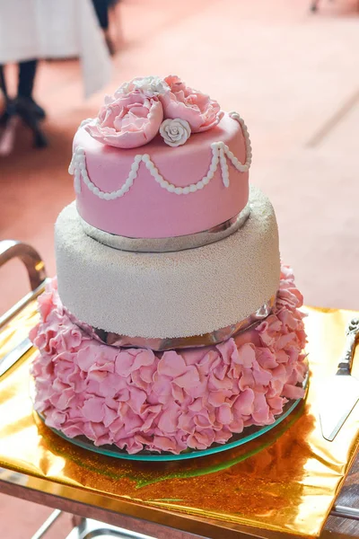 Bolo de casamento de várias camadas redondo com esponja — Fotografia de Stock