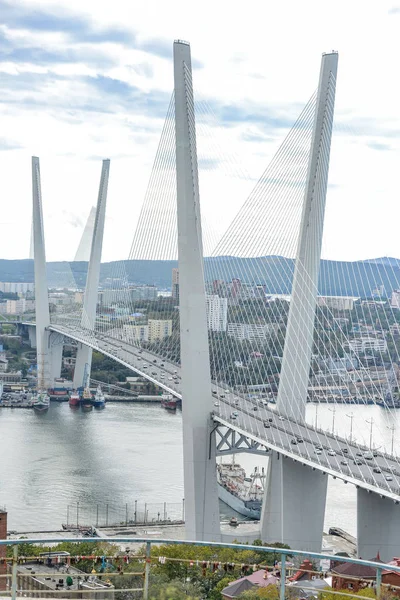 Puente de oro en Vladivostok, Rusia. — Foto de Stock
