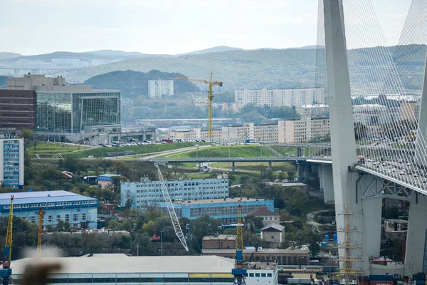 Puente de oro en Vladivostok, Rusia. — Foto de Stock