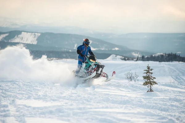 Αναβάτης σε snowmobile στα βουνά — Φωτογραφία Αρχείου