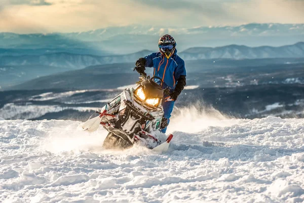 Αναβάτης σε snowmobile στα βουνά. ενεργό δίσκο — Φωτογραφία Αρχείου