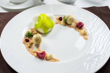 Pasta Dondurma beyaz yuvarlak tabakta