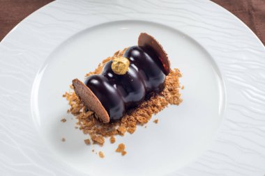 Beyaz tabakta çikolatalı pasta.