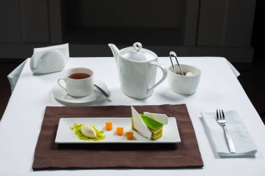 Fıstıklı tatlı tatlı yeşil jöle