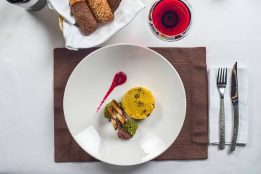 Darı beyaz tabakta püresi ile ızgara kuzu raf