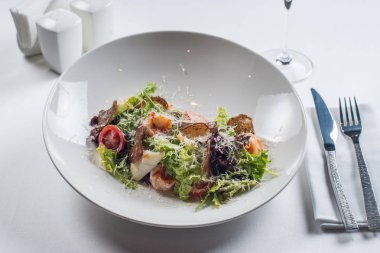 Deniz ürünleri ile Sezar salatası