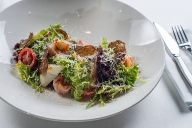 Deniz ürünleri ile Sezar salatası