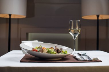 Deniz ürünleri ile Sezar salatası