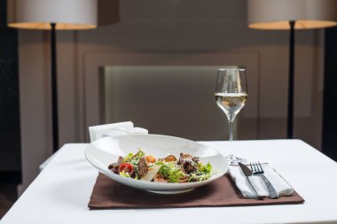 Deniz ürünleri ile Sezar salatası