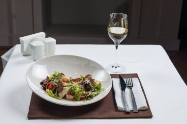 Deniz ürünleri ile Sezar salatası