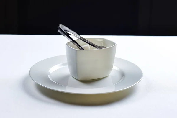 White refined sugar in a ceramic bowl — Stock Photo, Image