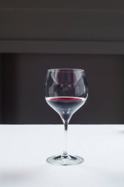 izole bir bardak kırmızı şarap