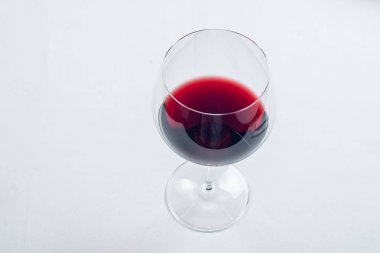 izole bir bardak kırmızı şarap