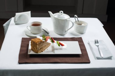 Bir parça ballı kek.