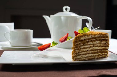 Bir parça ballı kek.