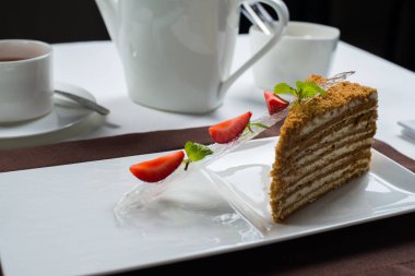 Bir parça ballı kek.