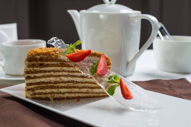 Bir parça ballı kek.