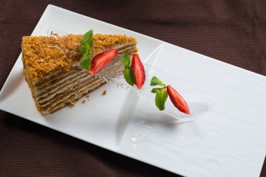 Bir parça ballı kek.