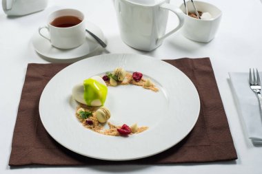 pasta dondurma bir beyaz yuvarlak tabak dekore edilmiş