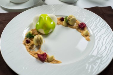 pasta dondurma bir beyaz yuvarlak tabak dekore edilmiş