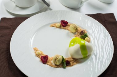 pasta dondurma bir beyaz yuvarlak tabak dekore edilmiş