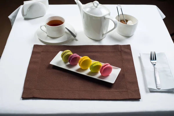 Macaroons ou macarons franceses doces e coloridos sobre fundo branco — Fotografia de Stock