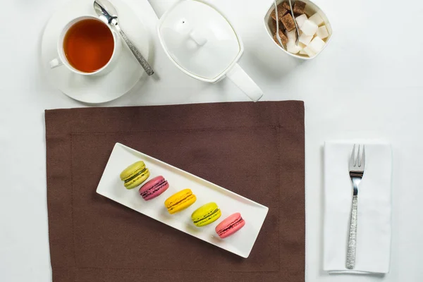 Macaroons ou macarons franceses doces e coloridos sobre fundo branco — Fotografia de Stock