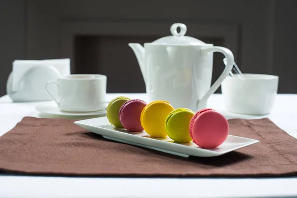 Macaroons ou macarons franceses doces e coloridos sobre fundo branco — Fotografia de Stock