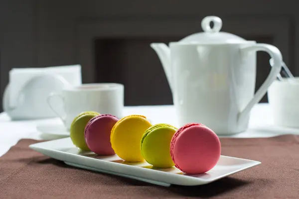 Macaroons ou macarons franceses doces e coloridos sobre fundo branco — Fotografia de Stock