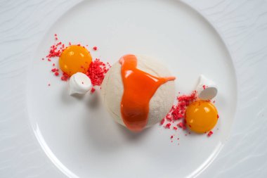 dondurma dekore edilmiş beyaz bir plaka üzerinde