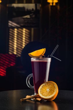 Tarçın bulunan ve cam ve Noel ile mulled şarap