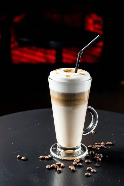 Cafea latte fantezie în sticlă — Fotografie, imagine de stoc