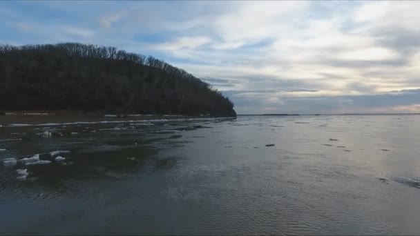 Quad copter of Drone vliegen boven rivier. — Stockvideo