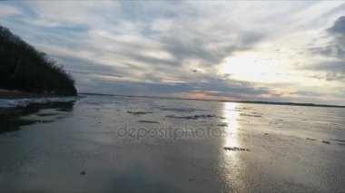 Dört helikopter veya uçak üst nehir uçan.