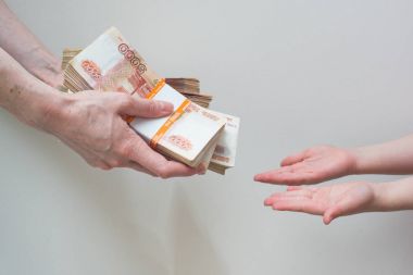 Rus para yığını ile el
