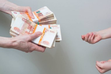 Rus para yığını ile el