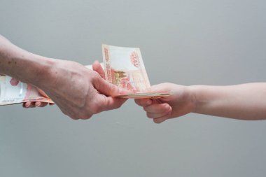 Rus para yığını ile el