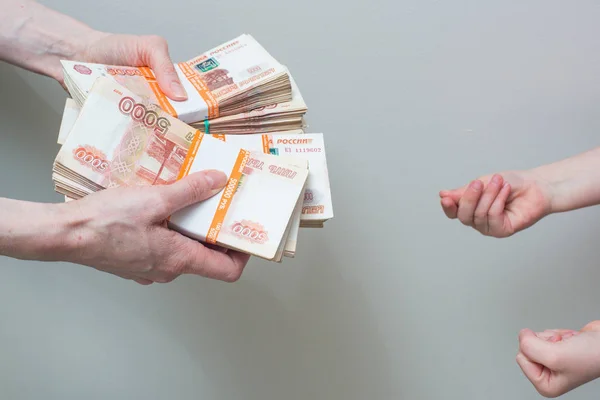 Mano con pila de dinero ruso — Foto de Stock